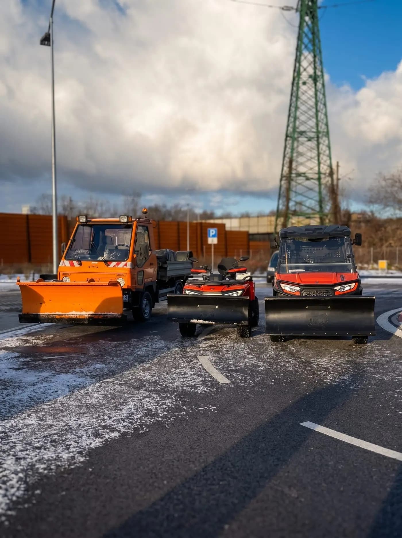 Multicar s radlicou počas nočnej smeny zimnej údržby