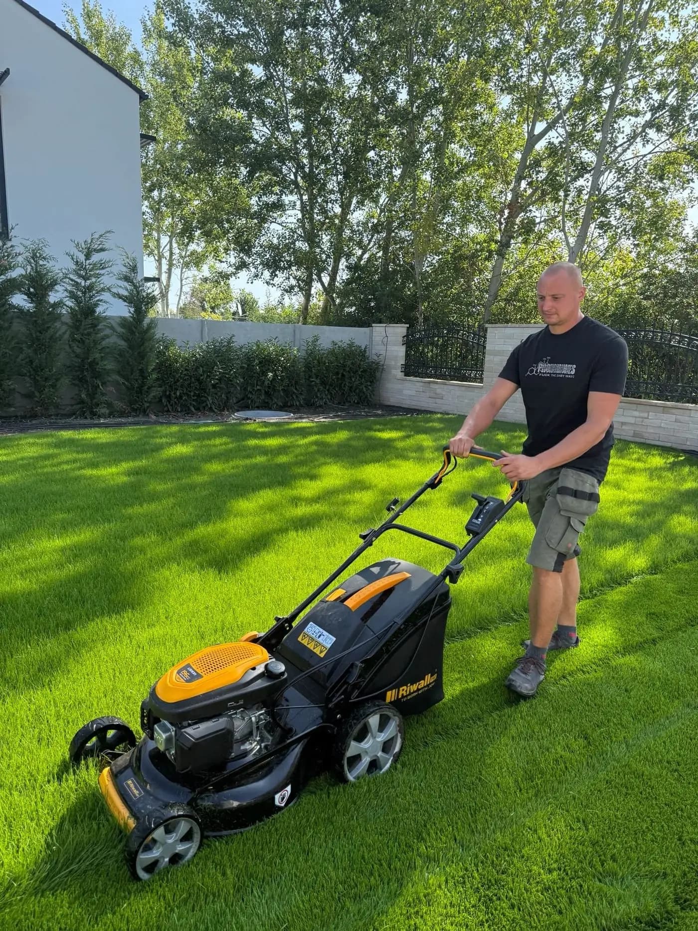 Pracovník Green Brothers s profesionálnou kosačkou na trávniku