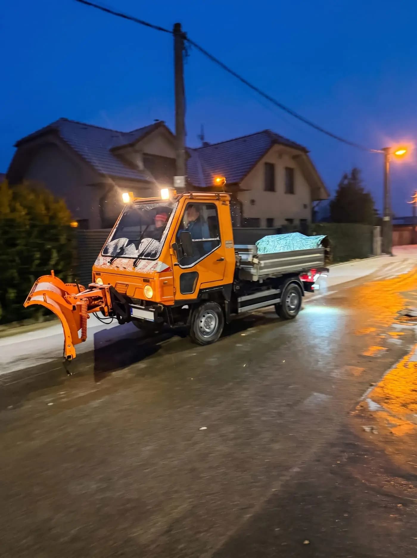 Multicar s radlicou počas zimnej pohotovosti v obytnej zóne