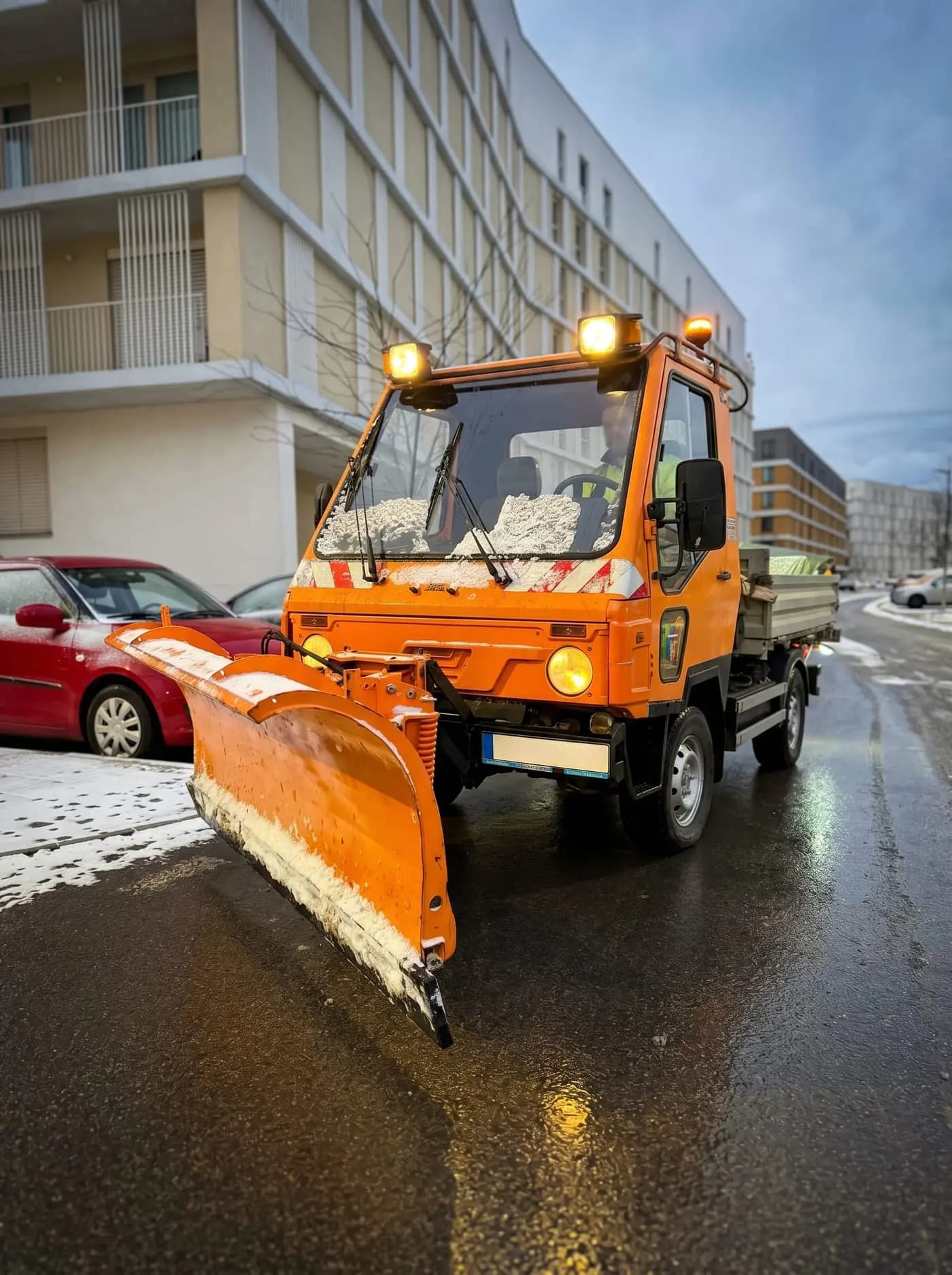 Odhŕňanie snehu z parkoviska a chodníkov pri bytovom dome