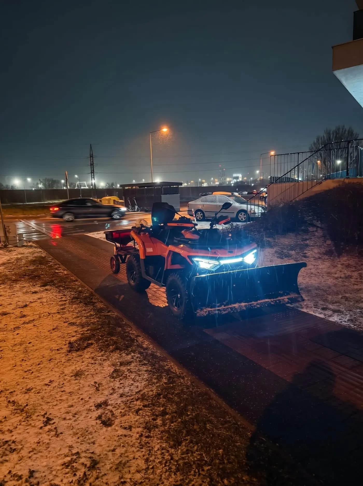 UTV s radlicou pripravené na odhŕňanie snehu z cestnej komunikácie