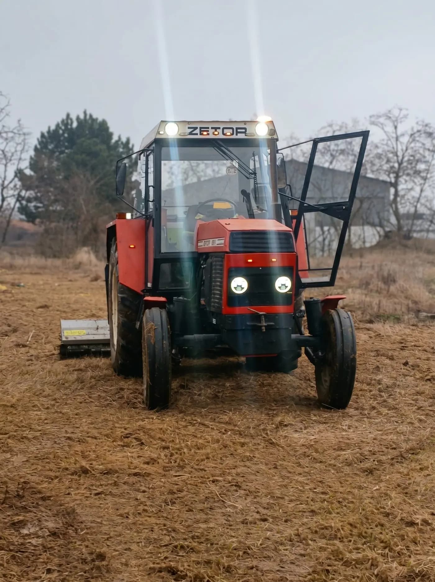 Zetor s mulčovacím zariadením pri výjazde na správcovský pozemok