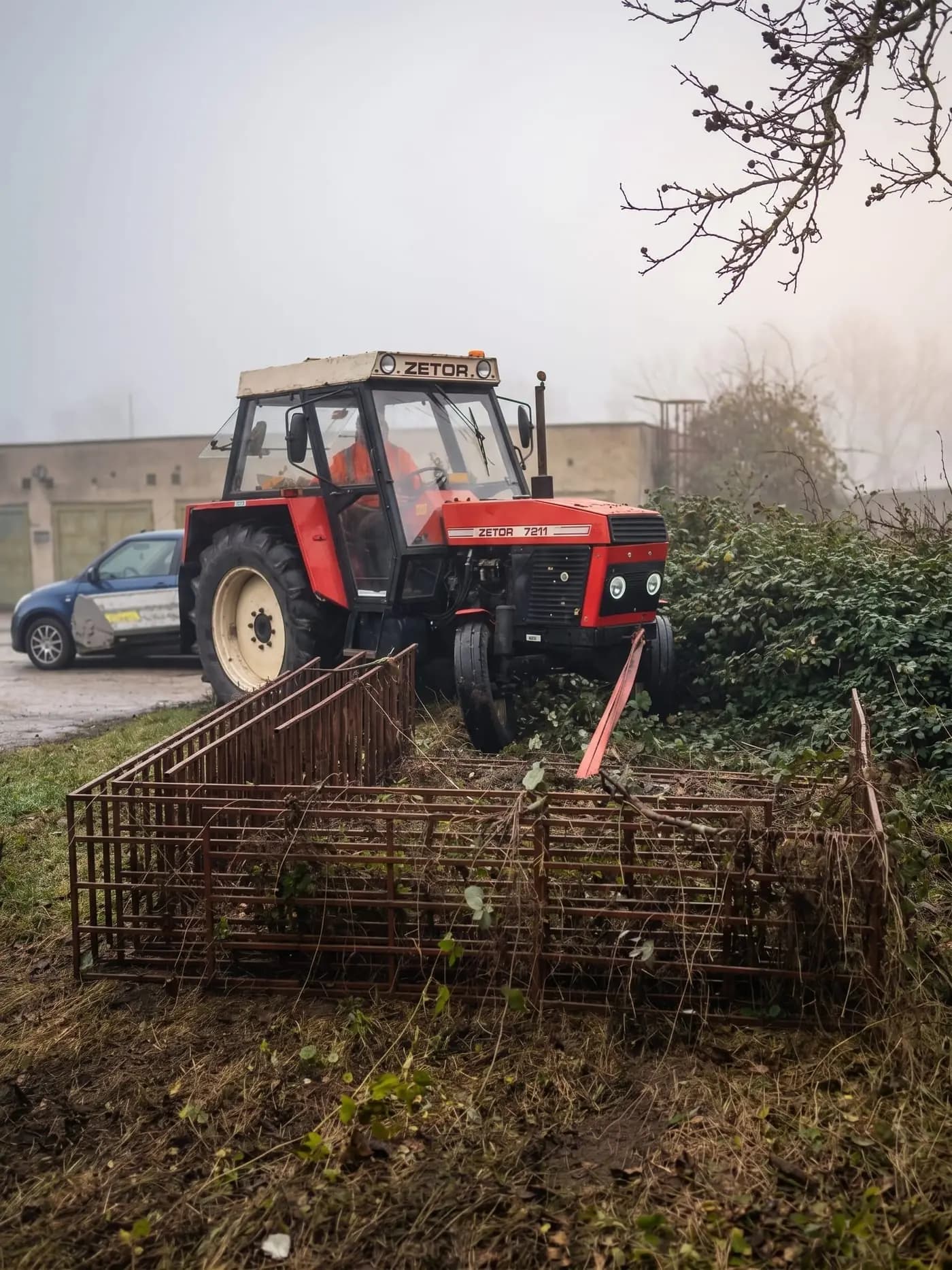 Traktor Zetor pri čistení pozemku v okolí objektu