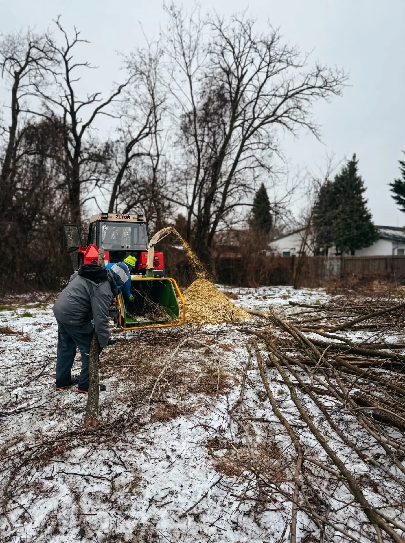 Traktor Zetor pripravený na prácu v otvorenom teréne